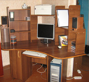 компьютерный стол и компьютер